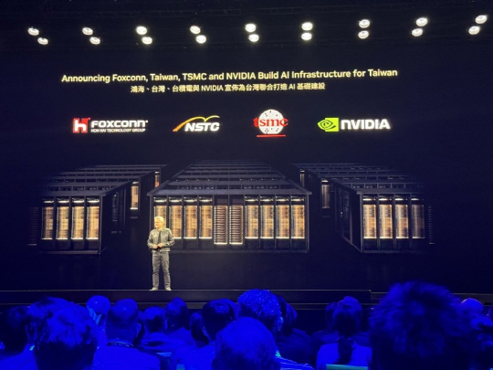 젠슨 황 엔비디아 최고경영자(CEO)가 19일 대만 컴퓨텍스 2025 기조 연설자로 나서 '대만 AI 슈퍼컴퓨터 구축' 계획을 발표하고 있다. 연합뉴스 제공.